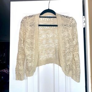Beautiful open front Knit shrug.